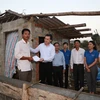 Lãnh đạo Hội Thầy thuốc trẻ Việt Nam tặng quà cho các gia đình bị ảnh hưởng bởi lũ lụt. (Ảnh: PV/Vietnam+)