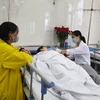 Phục hồi chức năng cho một nữ bệnh nhân tại Khoa Nội Hồi Sức thần kinh, Bệnh viện Hữu Nghị Việt Đức. (Ảnh: T.G/Vietnam+)
