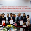 Đại diện Bộ Y tế cùng với Đại sứ quán Anh tại Việt Nam và đại diện GSK đã ký kết Biên bản ghi nhớ chương trình hợp tác. (Ảnh: PV/Vietnam+)