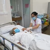 Chăm sóc cho bệnh nhân điều trị tại Bệnh viện Hữu nghị Việt Đức. (Ảnh: PV/Vietnam+)