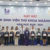 Tặng quà cho tân sinh viên thủ khoa các trường y-dược các tỉnh phía Bắc.(Ảnh: PV/Vietnam+)