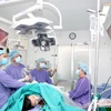 Các bác sỹ thực hiện 1 ca phẫu thuật nội soi tại Khoa Phẫu thuật Tiết niệu, Bệnh viện Hữu Nghị Việt Đức. (Ảnh: PV/Vietnam+)