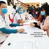 Các bạn trẻ đăng ký tham gia vào chương trình thử nghiệm lâm sàng giai đoạn 1 vắcxin NANO COVAX. (Ảnh: T.G/Vietnam+)