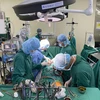 Các bác sỹ Bệnh viện tim Hà Nội thực hiện một ca phẫu thuật. (Ảnh: PV/Vietnam+)