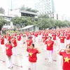 Hơn 2.000 người cao tuổi đồng diễn dưỡng sinh tại Phố đi bộ Nguyễn Huệ (Quận 1). (Ảnh: Thu Hương/TTXVN)
