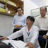 Đoàn công tác Bộ Y tế kiểm tra việc sử dụng phần mềm quản lý thông tin của bác sỹ Trạm Y tế phường 15, quận Tân Bình, Thành phố Hồ Chí Minh. (Ảnh: PV/TTXVN)