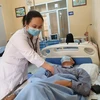 Bác sỹ khám, theo dõi cho bệnh nhân điều trị tại Khoa Nội. (Ảnh: T.G/Vietnam+)