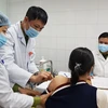Tiêm mũi vắcxin ngừa COVID-19 Nano Covax liều 75mcg cho tình nguyện viên nữ. (Ảnh: PV/Vietnam+)