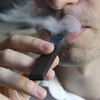 Một người hút thuốc lá điện tử. (Ảnh: AFP/TTXVN)