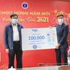 Lãnh đạo Bộ Y tế tiếp nhận 100.000 khẩu trang y tế cao cấp. (Ảnh: PV/Vietnam+)