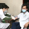 Bác sỹ Bệnh viện Hữu nghị Việt Đức hiến máu nhân đạo. (Ảnh: PV/Vietnam+)