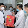Bộ trưởng Bộ Y tế tặng quà Tết cho đội ngũ y bác sỹ. (Ảnh: T.G/Vietnam+)
