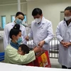[Photo] Tặng quà cho bệnh nhân phải đón năm mới trong bệnh viện