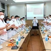 Các y bác sỹ Bệnh viện Bệnh Nhiệt đới Trung ương đón Giao thừa cùng với đoàn công tác của Bộ Y tế. (Ảnh: PV/Vietnam+)