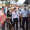 Thứ trưởng Bộ Y tế Nguyễn Trường Sơn thăm hỏi cán bộ địa phương trong công tác chống dịch. (Ảnh: Đinh Hằng/TTXVN)