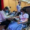 Nhân viên y tế tham gia hiến máu nhân đạo. (Ảnh: PV/Vietnam+)