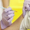 Tiêm chủng vắcxin ngừa COVID-19 cho người dân tại Yatsushiro, Nhật Bản. (Ảnh: Kyodo/TTXVN)