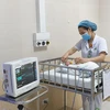 Nhân viên y tế chăm sóc cho trẻ sơ sinh tại Bệnh viện Đa khoa Đức Giang. (Ảnh: PV/Vietnam+)
