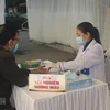 Xét nghiệm đường huyết cho người dân. (Ảnh: TTXVN/Vietnam+)