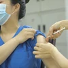 Tiêm vaccine AstraZeneca phòng COVID-19 cho cán bộ, nhân viên Trung tâm cấp cứu 115 Hà Nội. (Ảnh: Minh Quyết/TTXVN)