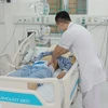 Điều trị cho bệnh nhân tại Bệnh viện Đa khoa tỉnh Cao Bằng. (Ảnh: PV/Vietnam+)