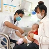Tiêm vaccin 5 trong 1 cho trẻ tại Trạm y tế xã Sơn Lôi, huyện Bình Xuyên, Vĩnh Phúc. (Ảnh: Hoàng Hùng/TTXVN)