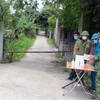 Lập chốt kiểm soát dịch bệnh tại thôn Nội Đọ, xã Bắc Lý, huyện Lý Nhân - nơi ở của bệnh nhân COVID- 19 vừa được xác nhận. (Ảnh: Đại Nghĩa - TTXVN)