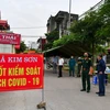 Lực lượng chức năng kiểm soát, cách ly y tế tại xã Kim Sơn, huyện Gia Lâm. (Ảnh: TTXVN phát)