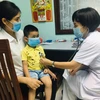 Bác sỹ khám cho bệnh nhi. (Ảnh: PV/Vietnam+)