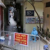 Phong tỏa, cách ly y tế khu nhà E2, 128C Đại La, phường Đồng Tâm (Hà Nội. (Ảnh: TTXVN)