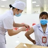 Tiêm vaccine AstraZeneca cho nhân viên y tế công tác tại Bệnh viện Đa khoa tỉnh Sơn La. (Ảnh: Hữu Quyết/TTXVN)