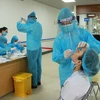Nhân viên Bệnh viện Hữu Nghị lấy mẫu xét nghiệm. (Ảnh: PV/Vietnam+)