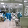 Chăm sóc cho bệnh nhân tại Bệnh viện Bệnh Nhiệt đới Trung ương. (Ảnh: PV/Vietnam+)