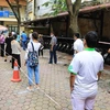 Người dân quận Hoàn Kiếm đến làm xét nghiệm COVID-19 xếp hàng đảm bảo giãn cách phòng chống dịch theo quy định. (Ảnh: Thành Đạt/TTXVN)