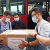 Các bác sỹ Bệnh viện Chợ Rẫy mang theo trang thiết bị y tế hỗ trợ cho tỉnh Bắc Giang. (Ảnh: PV/Vietnam+)