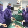 Các bác sỹ cắt khối u cho bệnh nhân. (Ảnh: PV/Vietnam+)