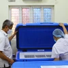 Một tủ lạnh bảo quản vaccine. (Ảnh: PV/Vietnam+)