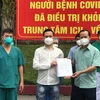 Bác sỹ Trần Thanh Linh và ông Mai Sơn - Phó Chủ tịch tỉnh Bắc Giang trao công bố khỏi bệnh cho bệnh nhân N.V.G. (Ảnh: PV/Vietnam+)