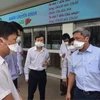 Thứ trưởng Nguyễn Trường Sơn (bên phải) và đoàn Bộ Y tế làm việc với lãnh đạo Bệnh viện Bệnh Nhiệt đới Thành phố Hồ Chí Minh. (Ảnh: PV/Vietnam+)