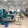 Điều trị cho bệnh nhân mắc COVID-19 trong tình trạng nặng tại Bệnh viện Bệnh Nhiệt đới Trung ương. (Ảnh: PV/Vietnam+)