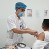 Nhân viên y tế tiêm vaccine phòng COVID-19 cho người dân tại Bệnh viện Hữu nghị Việt Xô. (Ảnh: T.G/Vietnam+)