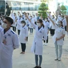 Hơn 100 cán bộ, sinh viên trường Đại học Kỹ thuật Y- Dược Đà Nẵng lên đường hỗ trợ tỉnh Phú Yên. (Ảnh: Văn Dũng/TTXVN)