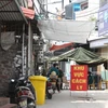 Chốt kiểm dịch vòng 1 tại phố Hoa Vôi, thị trấn Quốc Oai. (Ảnh: Minh Quyết/TTXVN)