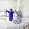 Bệnh nhân Vân Anh tập vận động các cơ theo sự hướng dẫn của điều dưỡng chăm sóc sau khi thực hiện ghép tế bào gốc. (Ảnh: PV/Vietnam+)