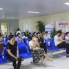 Các điểm tiêm vaccine đảm bảo đúng khoảng cách giãn cách. (Ảnh: PV/Vietnam+)