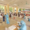 Nhân viên y tế quận Hai Bà Trưng phối hợp với y tế phường Bạch Mai lấy mẫu xét nghiệm COVID-19 cho các trường hợp thuộc khu vực có nguy cơ cao. (Ảnh: Minh Quyết/TTXVN)