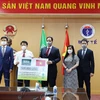 Đại diện Bộ Ngoại giao và Bộ Y tế tiếp nhận gói viện trợ y tế trị giá 500.000 USD từ Đại biện lâm thời Đại sứ quán Saudi Arabia tại Việt Nam. (Ảnh: PV/Vietnam+)