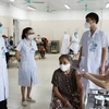 Tiêm vaccine phòng COVID-19 cho bệnh nhân chạy thận nhân tạo. (Ảnh: PV/Vietnam+)
