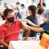 Nhân viên y tế tiêm vaccine phòng COVID-19 cho người dân quận Hoàn Kiếm, chiều 15/9/2021. (Ảnh: Minh Quyết/TTXVN)
