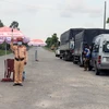 Cảnh sát giao thông tại Kiên Giang thực hiện nhiệm vụ tại chốt kiểm soát nút giao tuyến Lộ Tẻ-Rạch Sỏi với tuyến tránh thành phố Rạch Giá. (Ảnh: Lê Huy Hải/TTXVN)